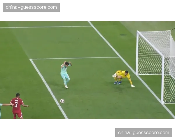 “镜头捕捉：场边球童快速递球，帮助主队获得一次快发任意球机会”