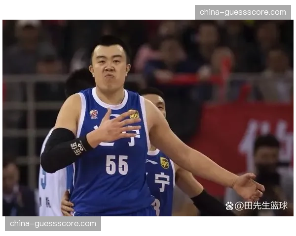 特写：37岁的韩德君抢下关键前场篮板，助辽宁锁定胜局